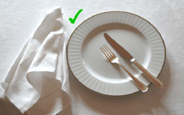 tableart napkins etiquette4 Πως να χρησιμοποιείς την πετσέτα του φαγητού