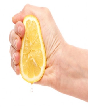 tableart_squeezing-a-lemon