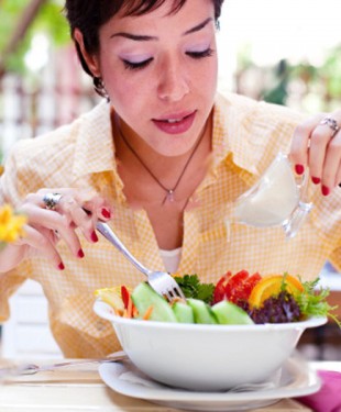tableart_etiquette_eating_salad